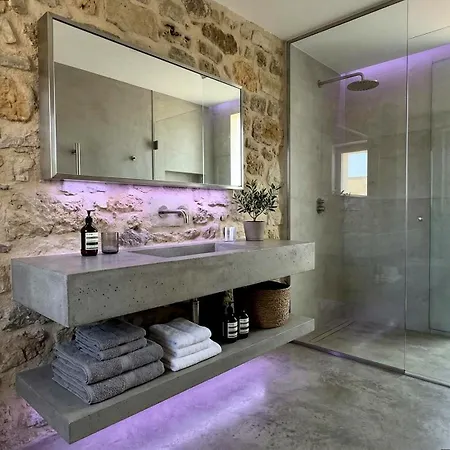 With 5 Bedrooms In With Pool *