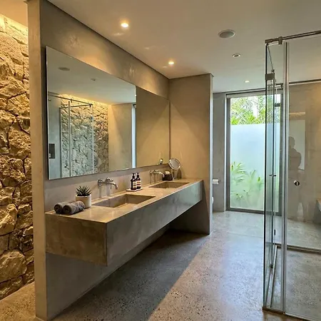 With 5 Bedrooms In With Pool *