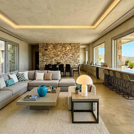 With 5 Bedrooms In With Pool *