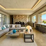 With 5 Bedrooms In With Pool *