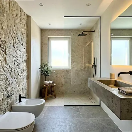 With 5 Bedrooms In With Pool *